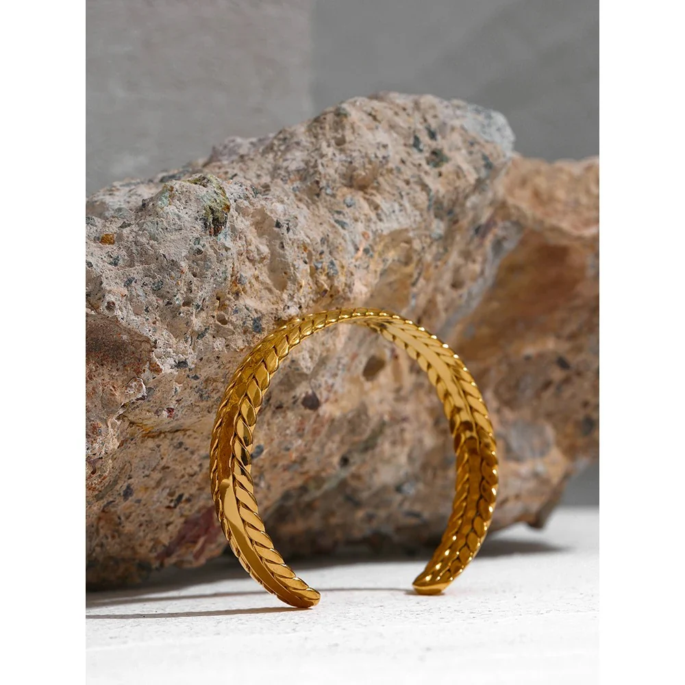 Golden Braided Elegance: 18k Gold Bangle Cuff Bracelet - Image 4