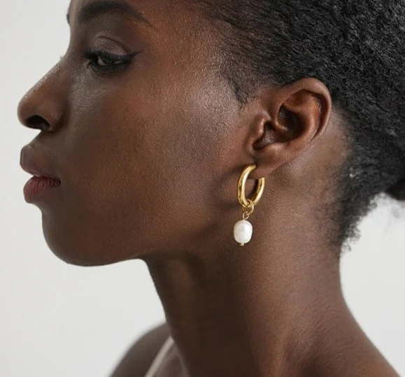 Oceanic Elegance - Gold Hoop Earrings with Natural Pearls - Image 2