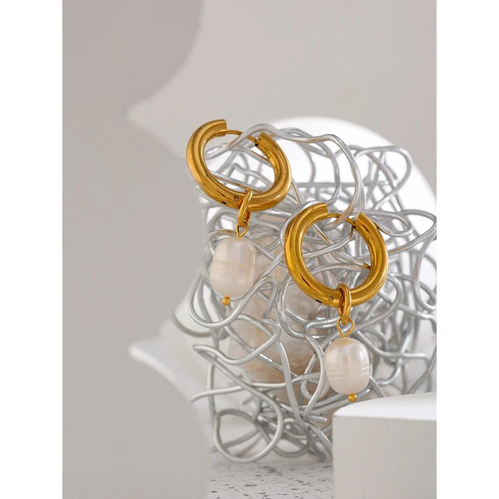Oceanic Elegance - Gold Hoop Earrings with Natural Pearls - Image 3