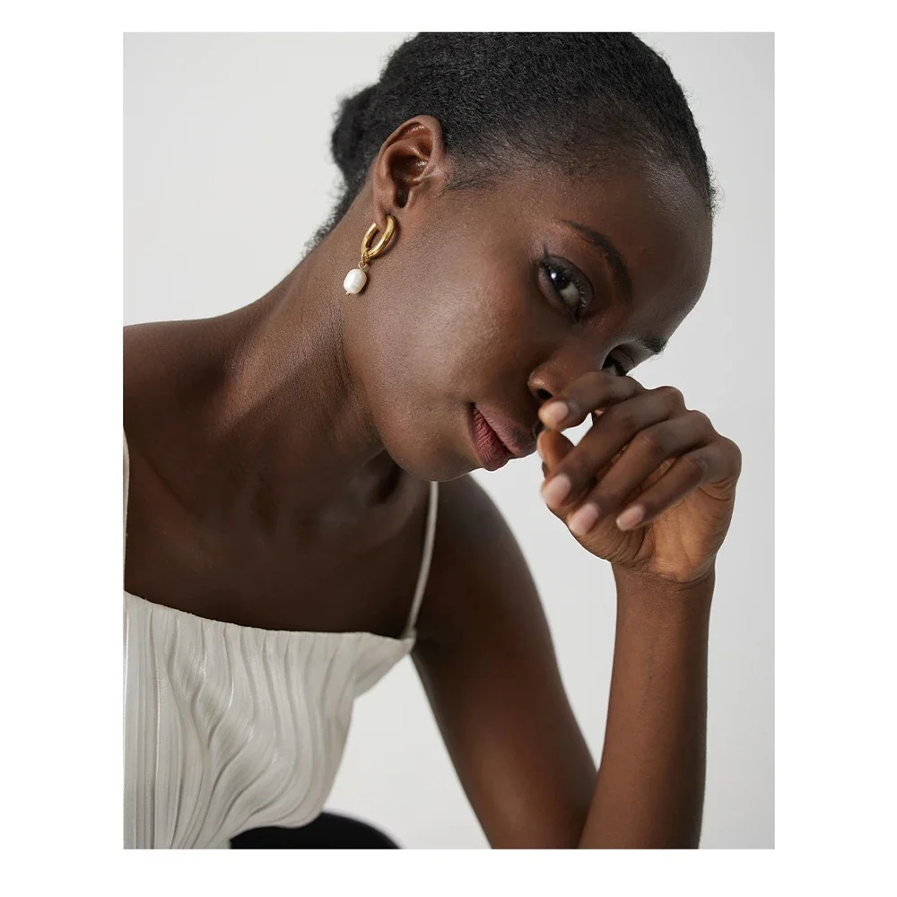 Oceanic Elegance - Gold Hoop Earrings with Natural Pearls - Image 5