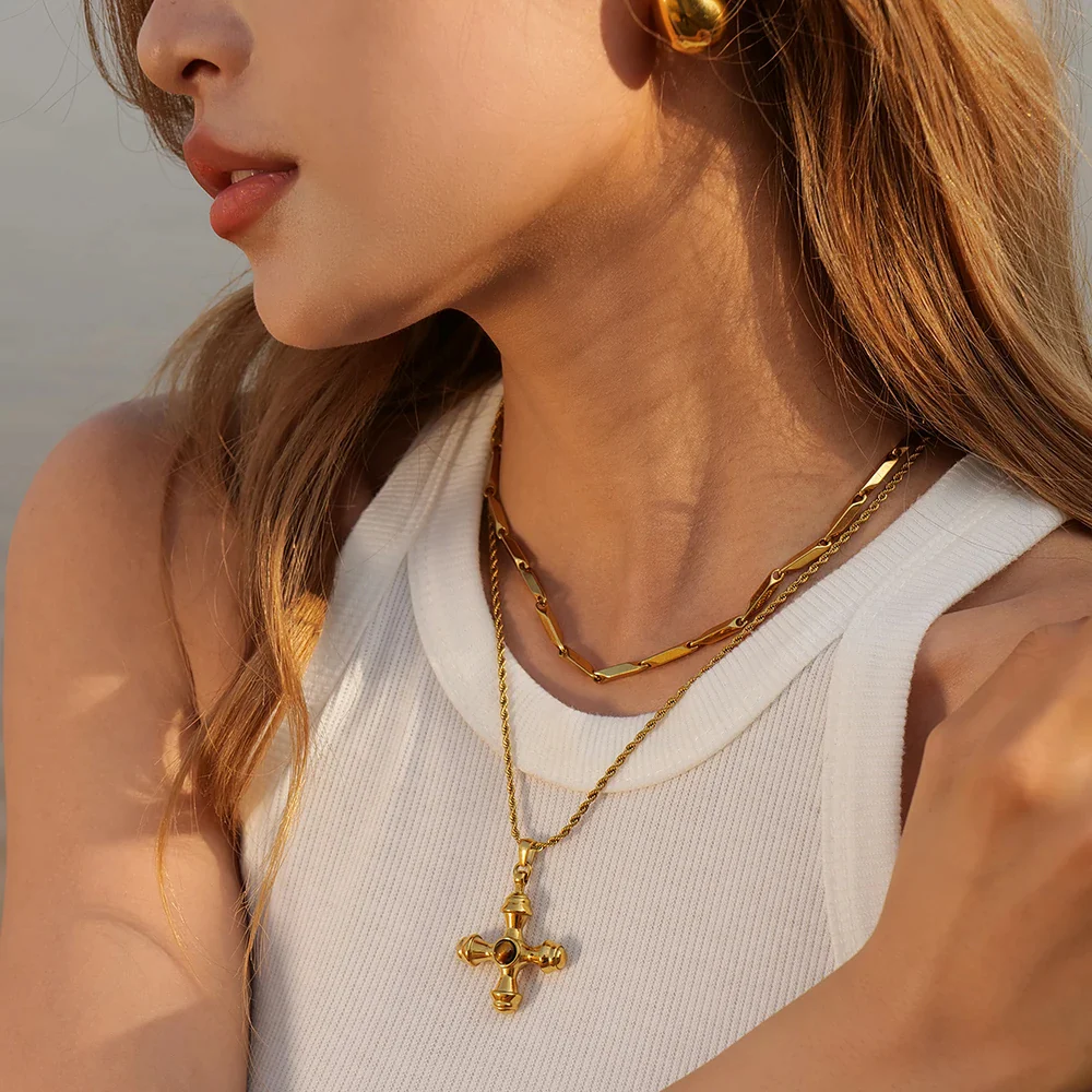 Sleek Links: Gold Chain Choker Necklace - Image 2